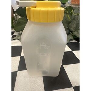 Rubbermaid Bottle Dispenser with Yellow Screw Top 1 Pint VTG plastic